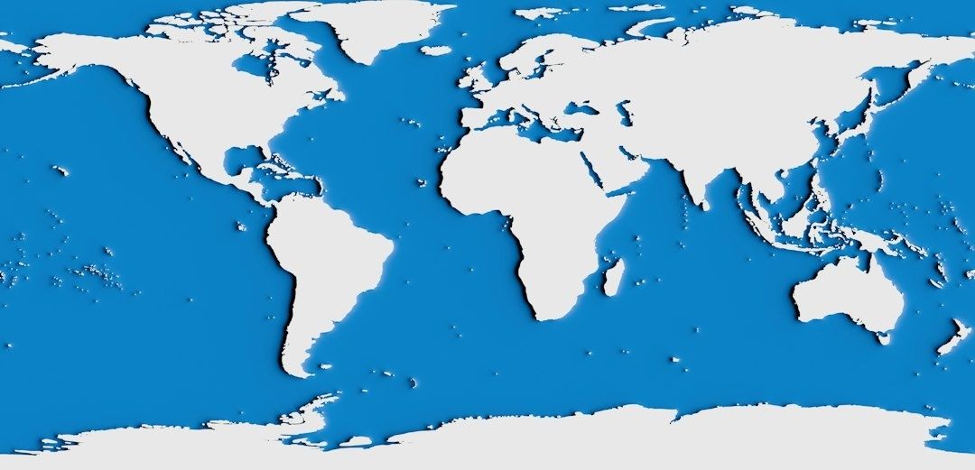 Vit världskarta över kontinenter mot blå hav, relevant för havens globala cirkulation